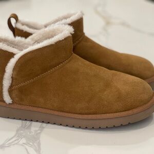 Koolaburra by UGG Cozy Brown Suede Ankle Boots with White Fur